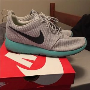 Nike Roshe Run Calypso size 10